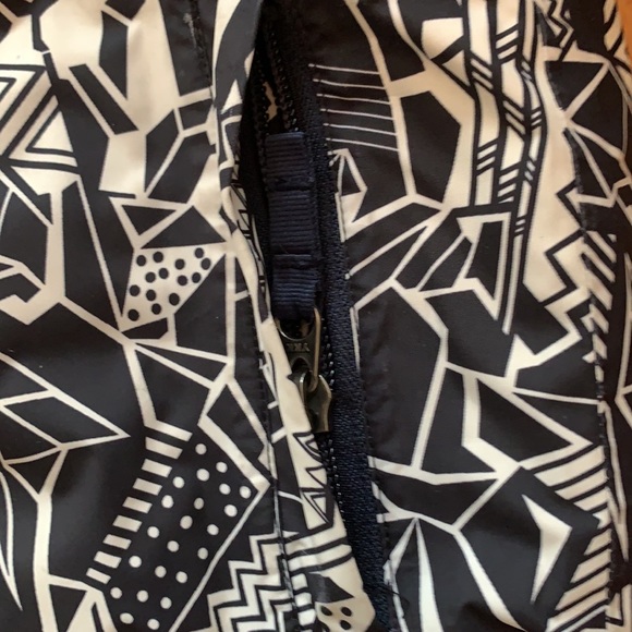 2T black and white North face coat - Picture 7 of 8